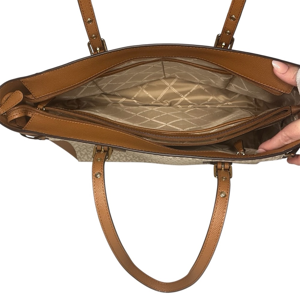 Michael Kors Voyager Medium Tote Bag in Vanilla & Acorn Tablet Pocket Zipper Top - Picture 7 of 10